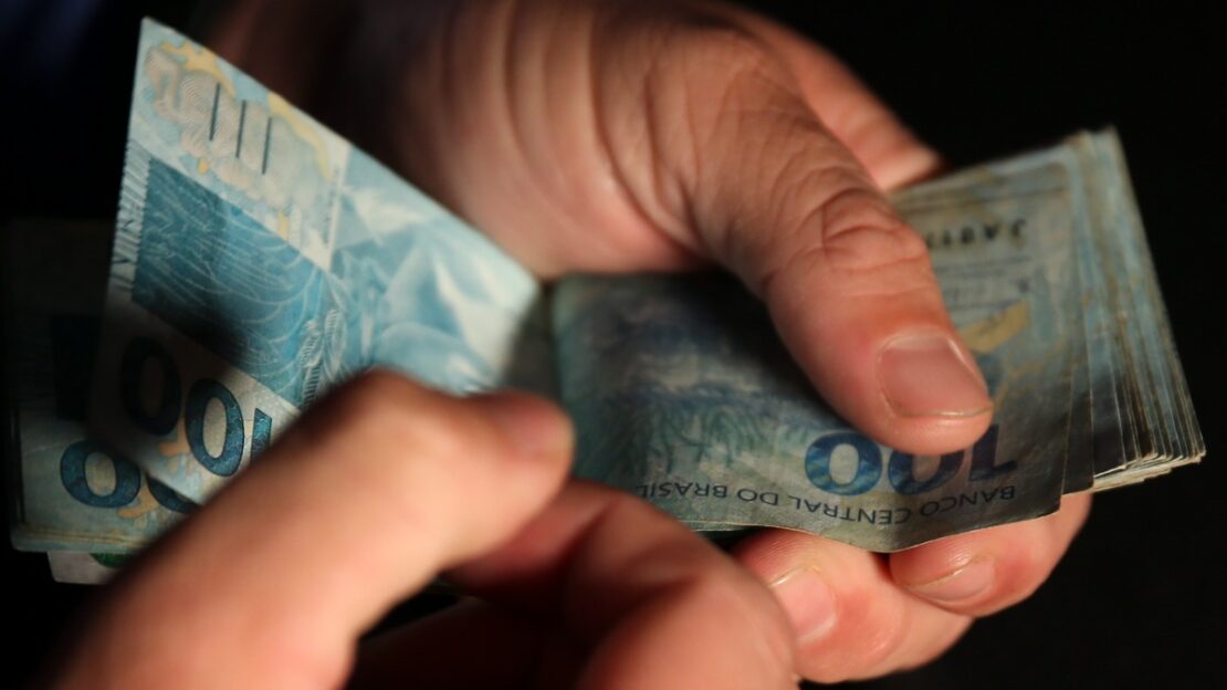 restituição e investimentos e salário mínimo e economia criativa orçamento