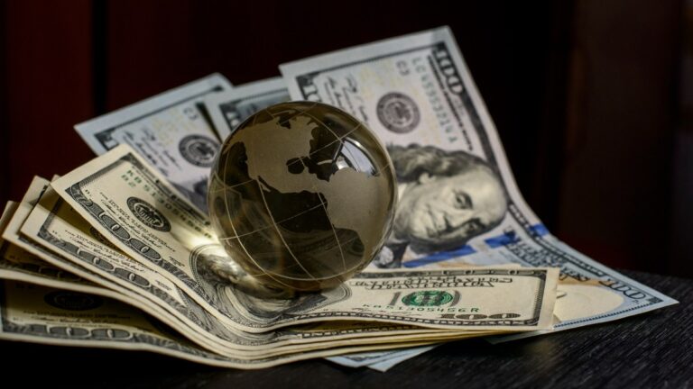 dólar e superávit