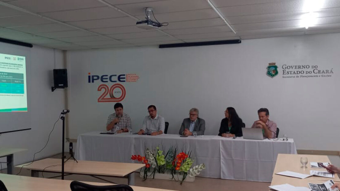 imagem de funcionários do ipece apresentando o pib cearense de 2023