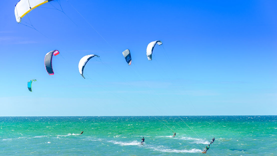 praticantes de kitesurf