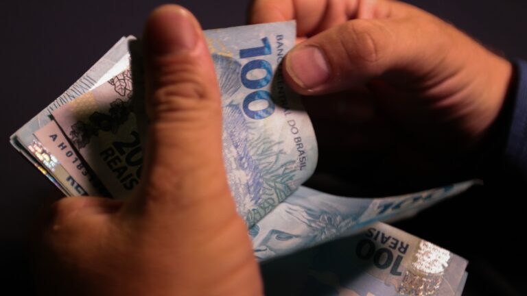 lucro dos bancos e setor público superávit