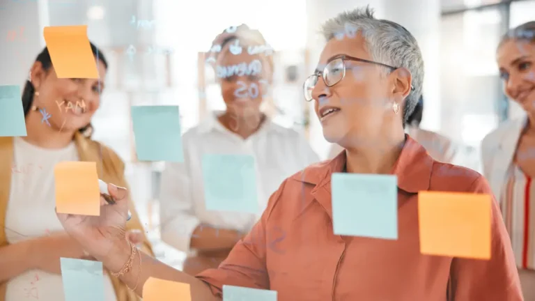 criatividade e profissionais mais velhos e experientes